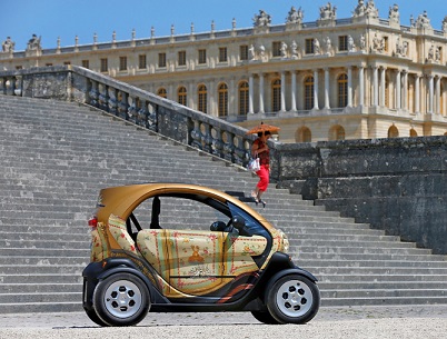 A Versailles c’è anche una Twizy un po’ speciale: la “Twizy carrozza”, che riprende le decorazioni della carrozza ribattezzata “Il Delfino”, dal nome del futuro Re Luigi XVII.