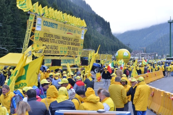 La protesta degli agricoltori al Brennero. La crisi ha chiuso 172mila stalle e fattorie